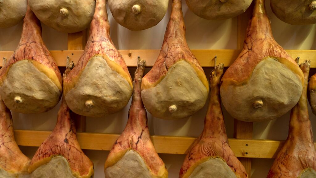 Prosciutto San Daniele appeso