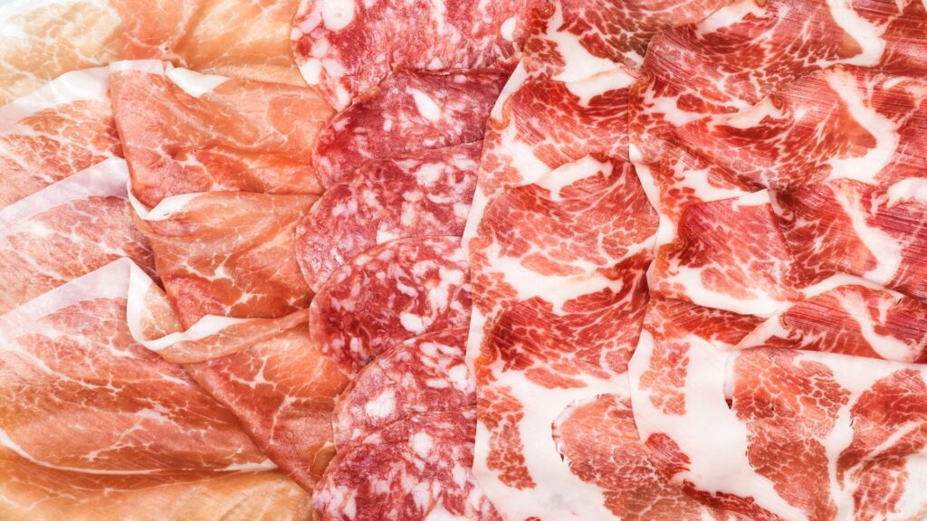 Vari salumi italiani tra cui prosciutto, salame